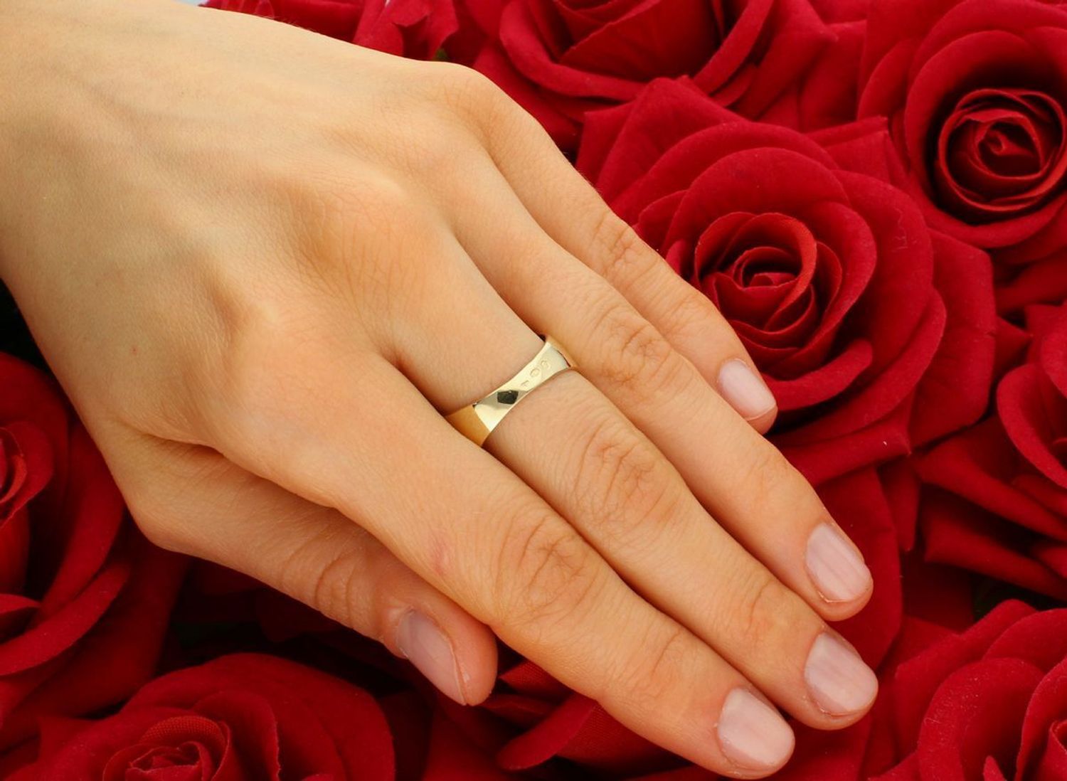 Złoty pierścionek pasmo czarnych cyrkonii Au...jpg